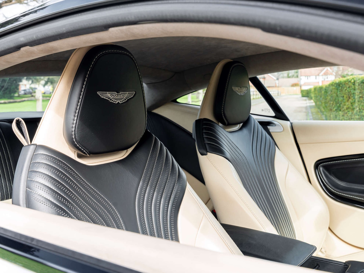 Used Aston Martin DB11 2018 for sale - 77965778: Photo 18