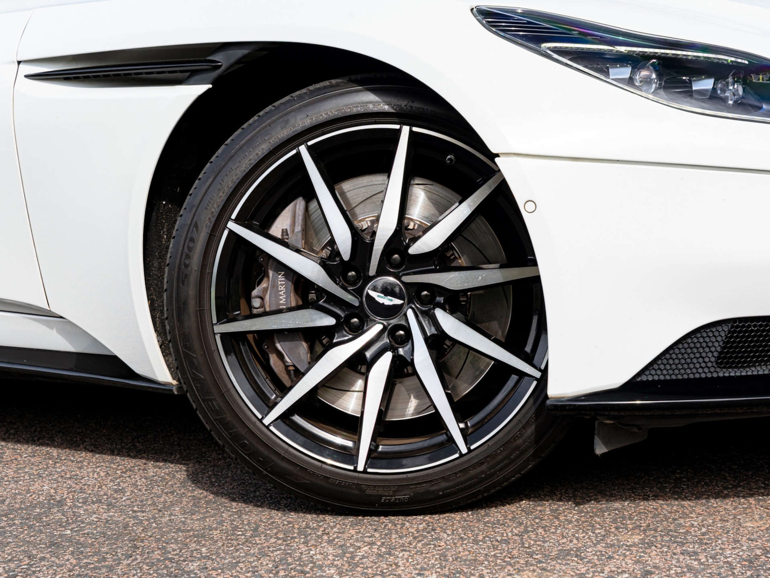 Used Aston Martin DB11 2018 for sale - 77965778: Photo 2