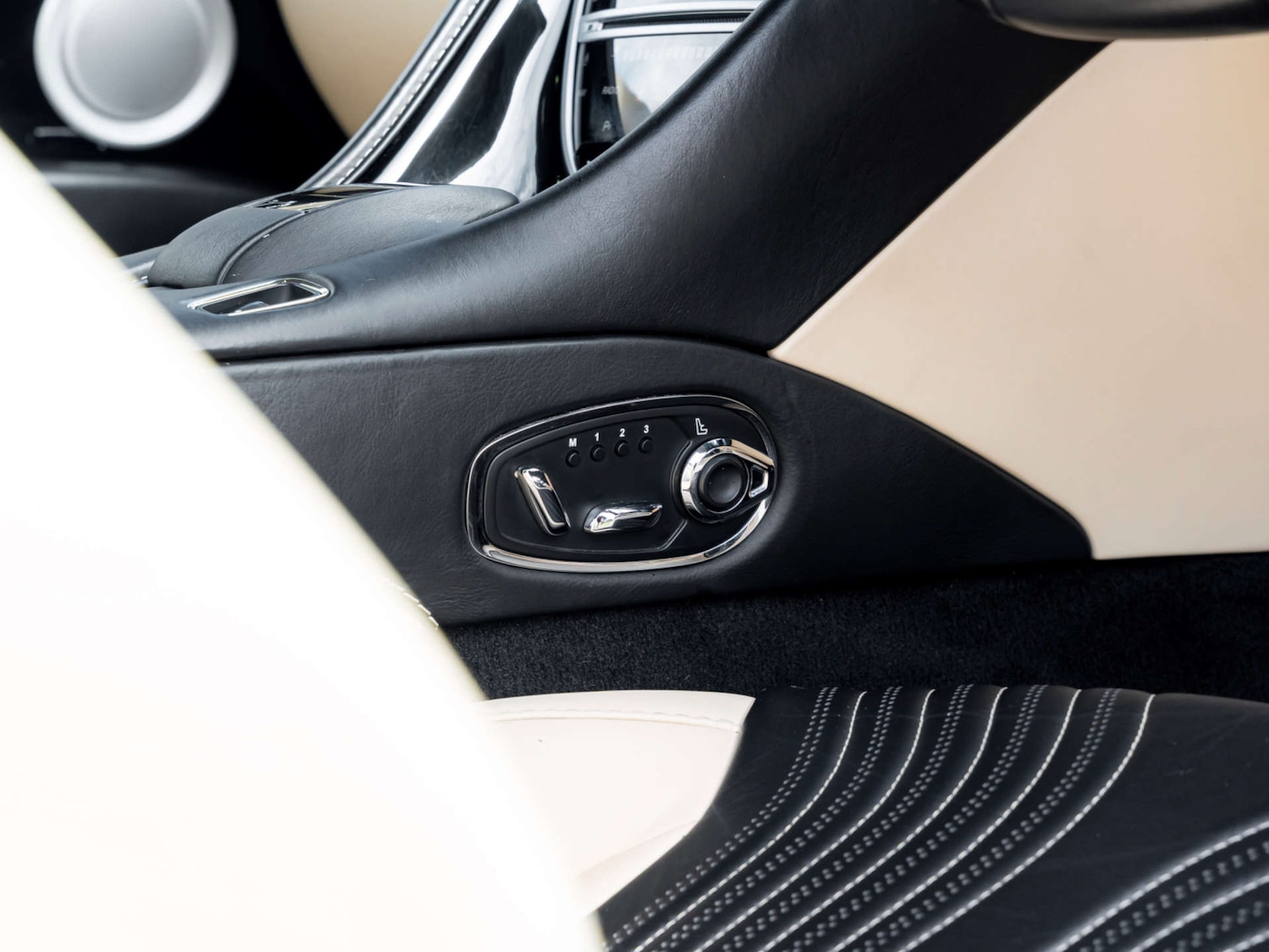 Used Aston Martin DB11 2018 for sale - 77965778: Photo 22