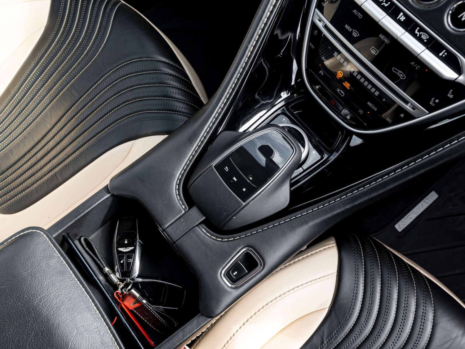 Used Aston Martin DB11 2018 for sale - 77965778: Photo 28