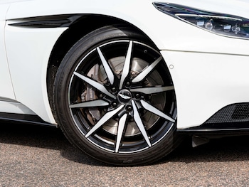 Used Aston Martin DB11 2018 for sale - 77965778: Photo