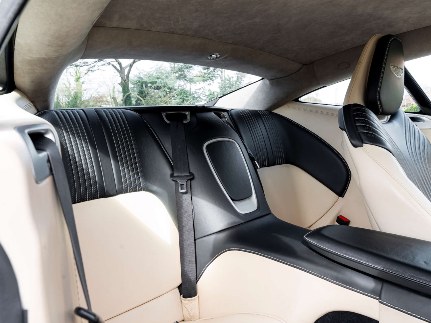 Used Aston Martin DB11 2018 for sale - 77965778: Photo 34