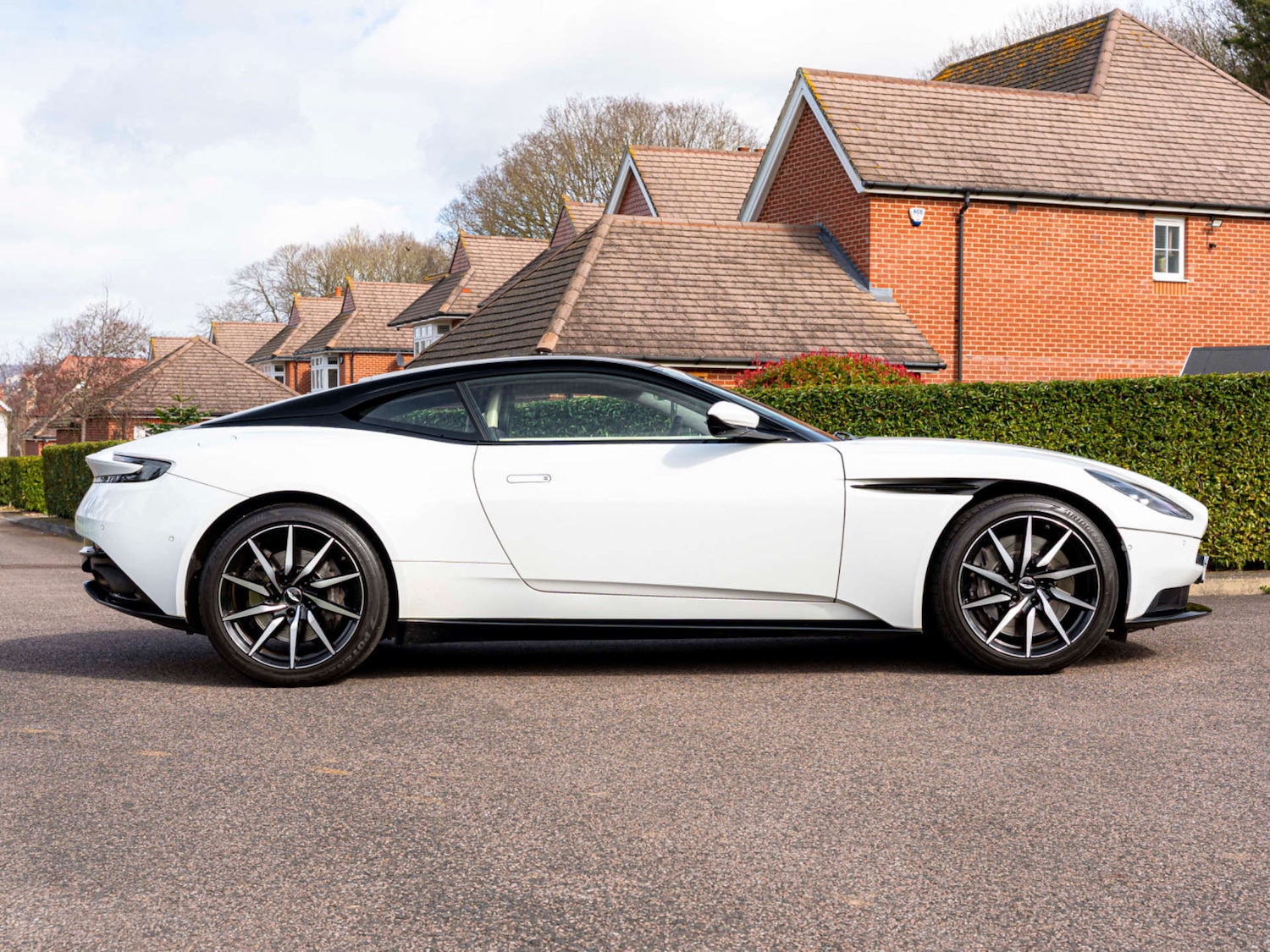 Used Aston Martin DB11 2018 for sale - 77965778: Photo 8