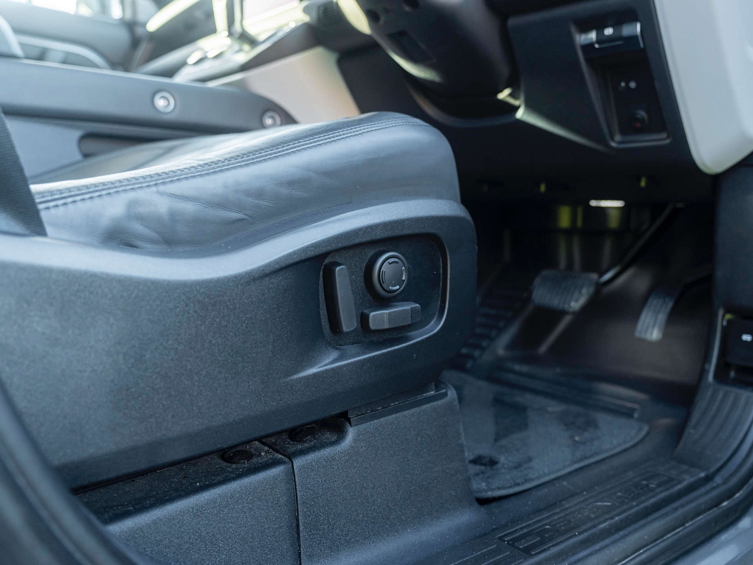 Used Land Rover Defender 2023 for sale - 76895842: Photo 30