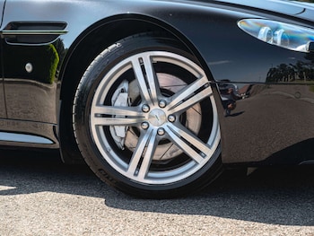 Used Aston Martin Vantage 2011 for sale - 76117728: Photo