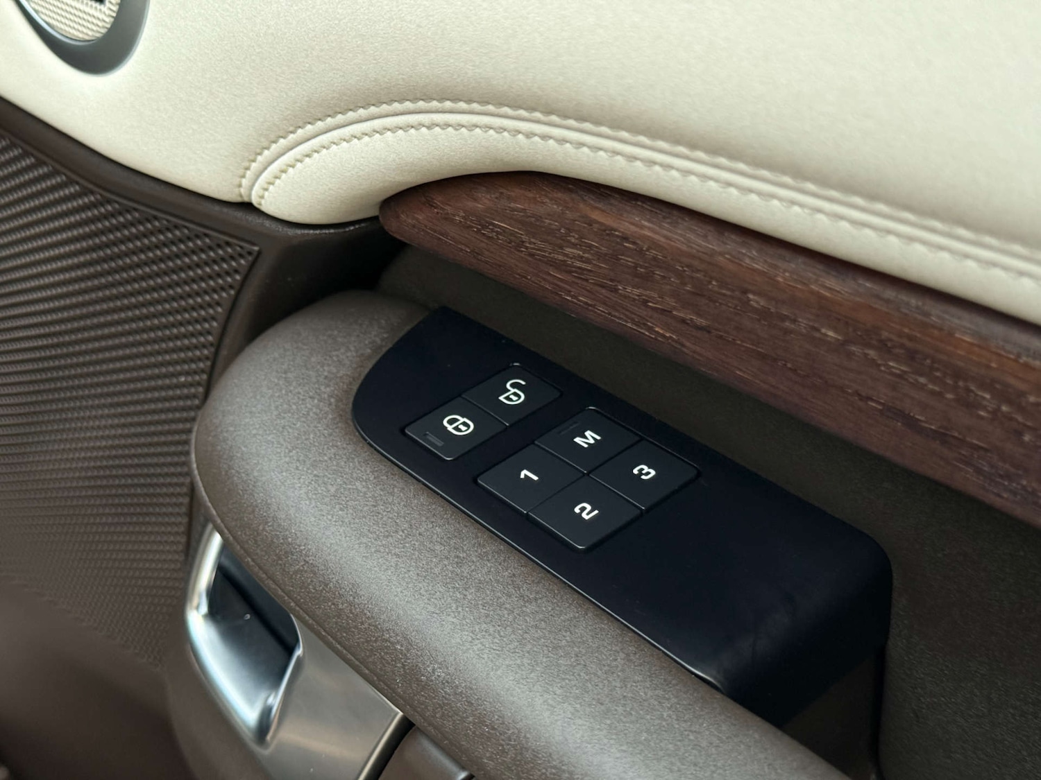 Used Land Rover Discovery 2017 for sale - 76601393: Photo 35