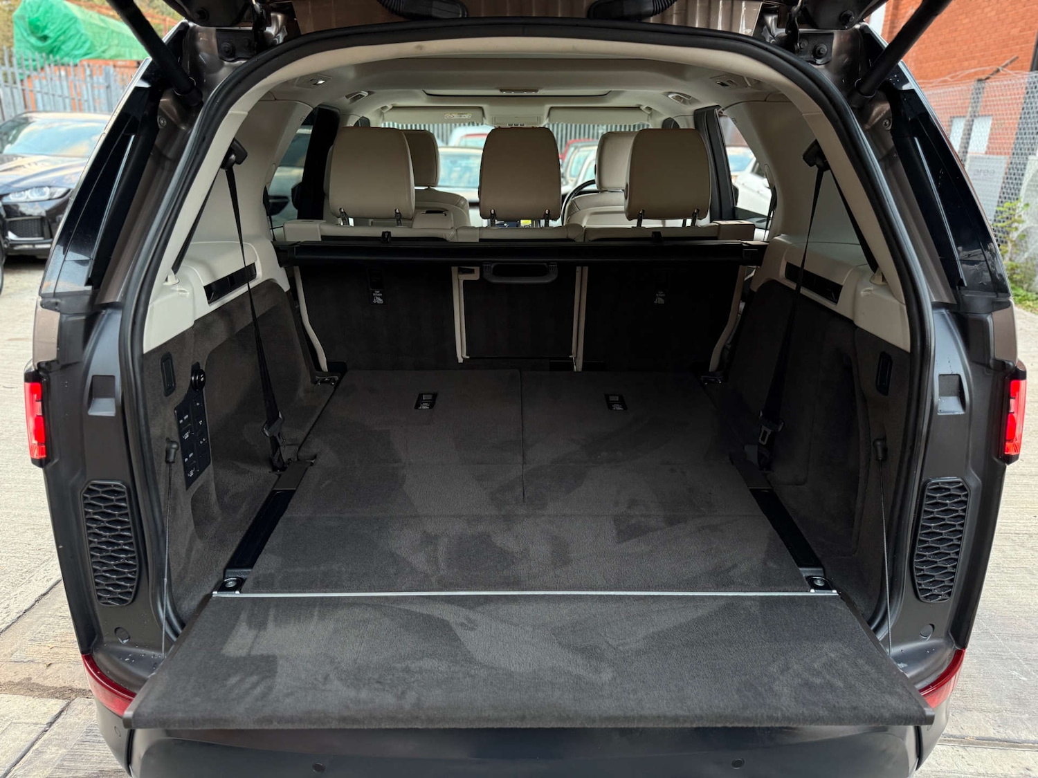 Used Land Rover Discovery 2017 for sale - 76601393: Photo 69