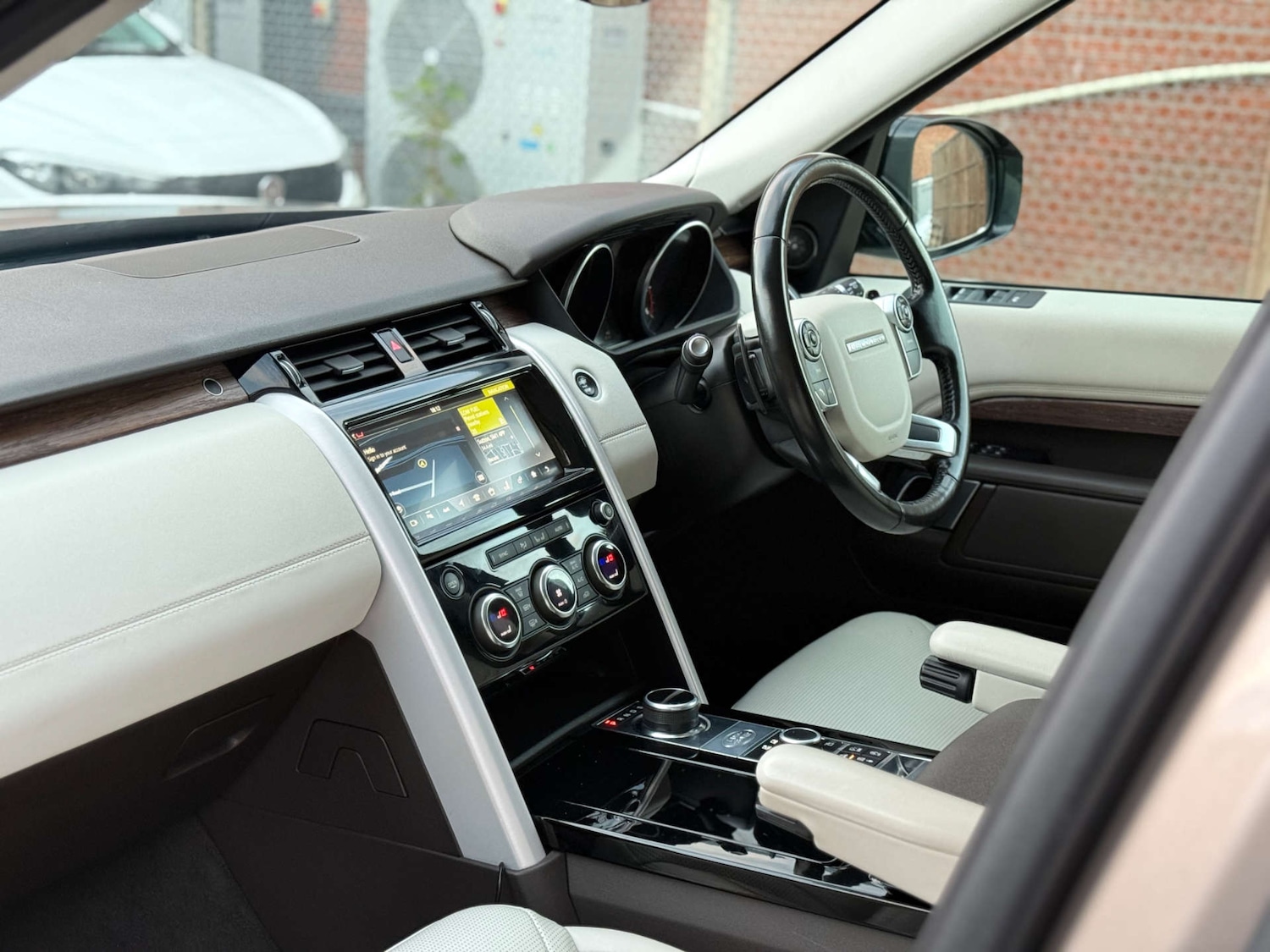 Used Land Rover Discovery 2017 for sale - 76601393: Photo 84