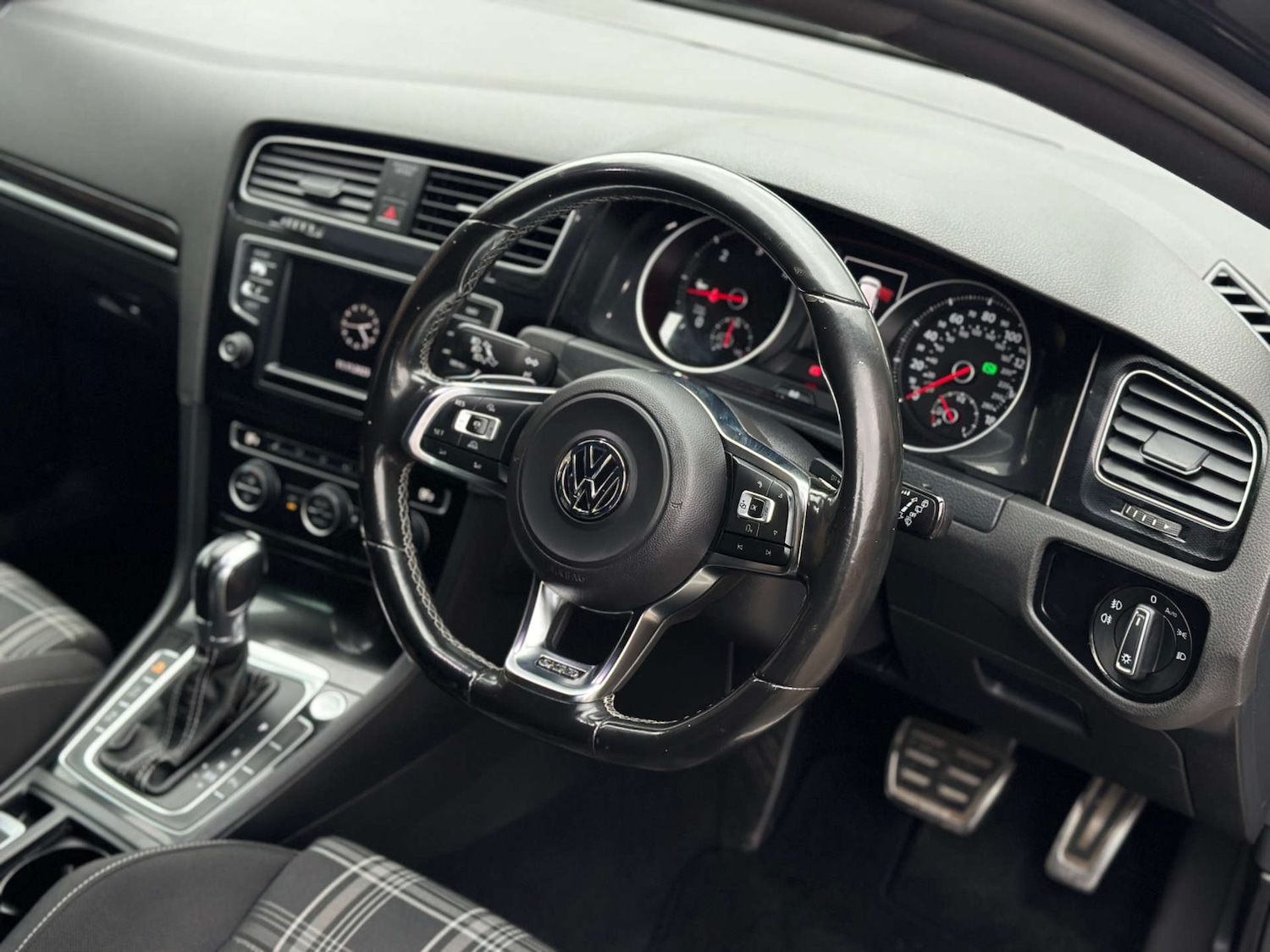 Used Volkswagen Golf 2016 for sale - 76544307: Photo 2