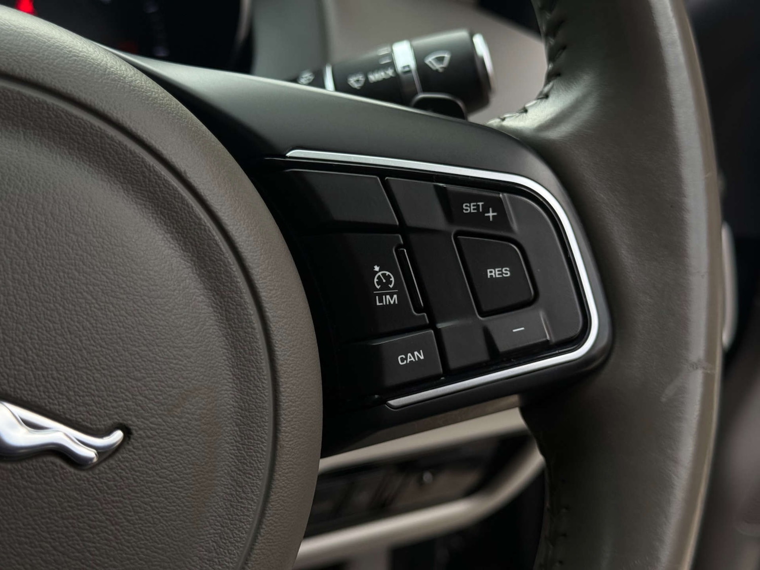 Used Jaguar XE 2015 for sale - 75933687: Photo 26