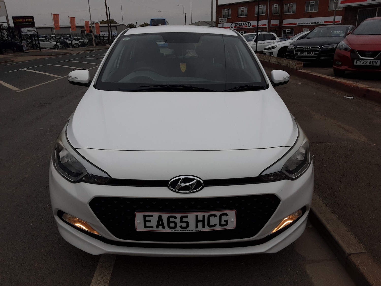 Used Hyundai i20 2015 for sale - 76302509: Photo 2