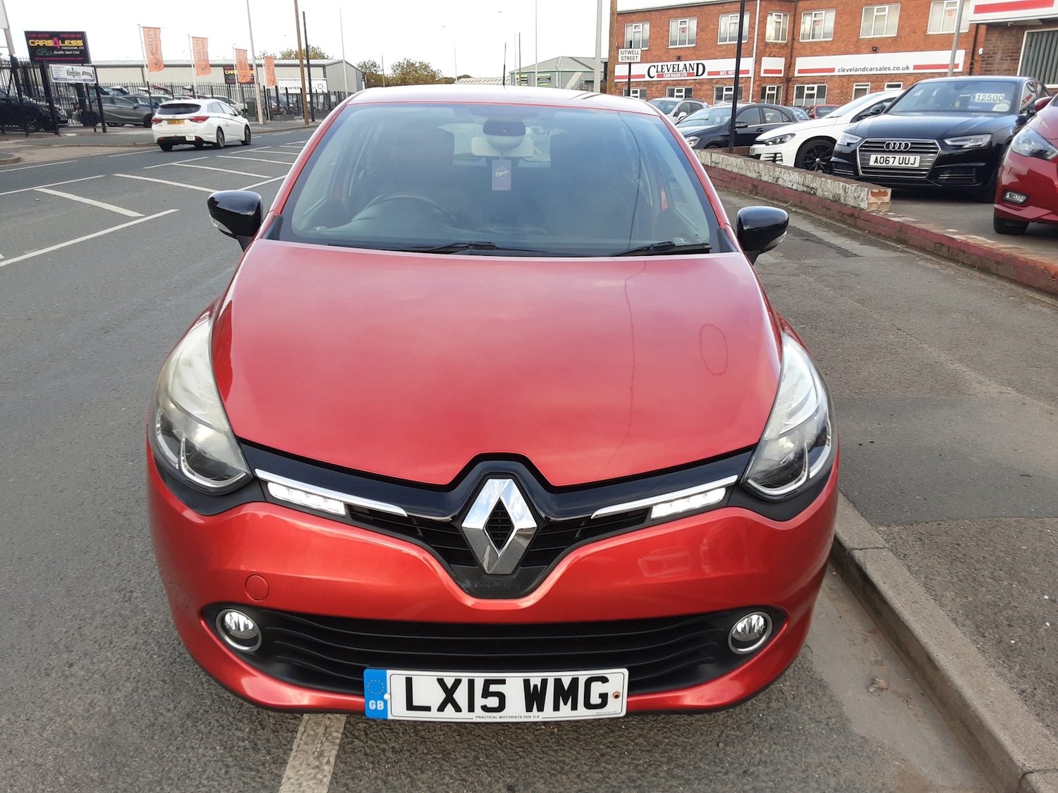 Used Renault Clio 2015 for sale - 76290393: Photo 2
