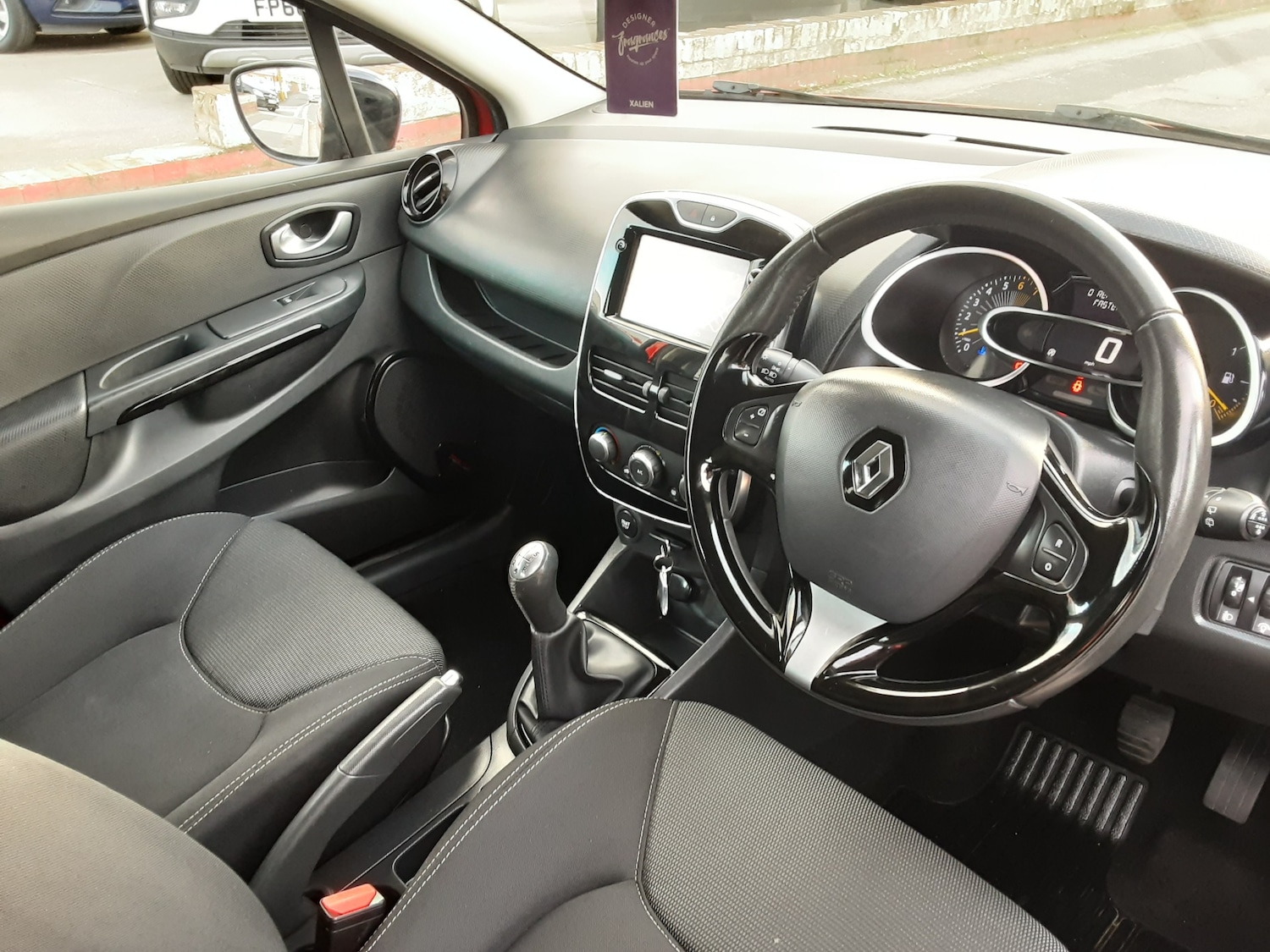 Used Renault Clio 2015 for sale - 76290393: Photo 6