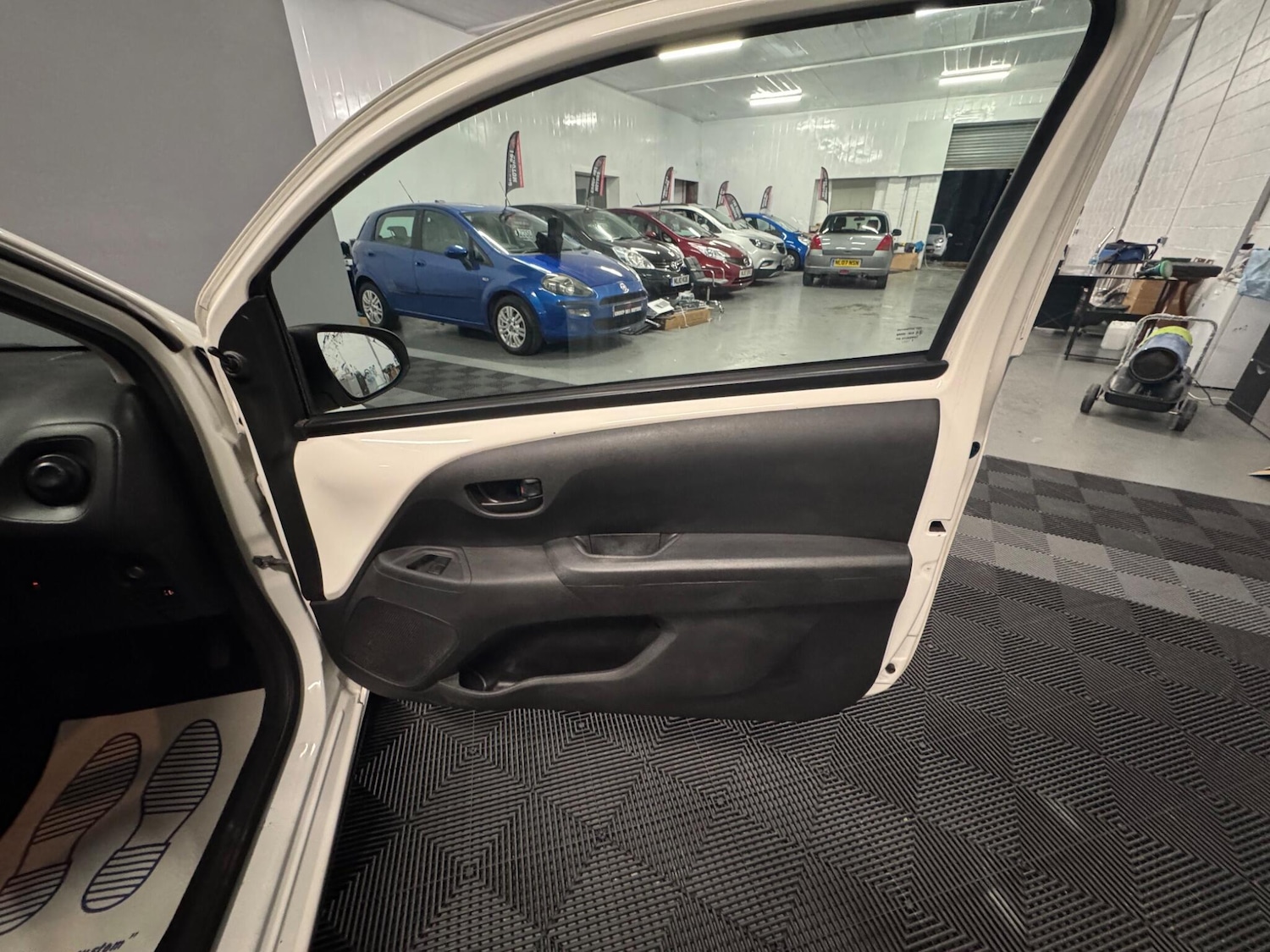 Used Toyota AYGO 2018 for sale - 77683237: Photo 28