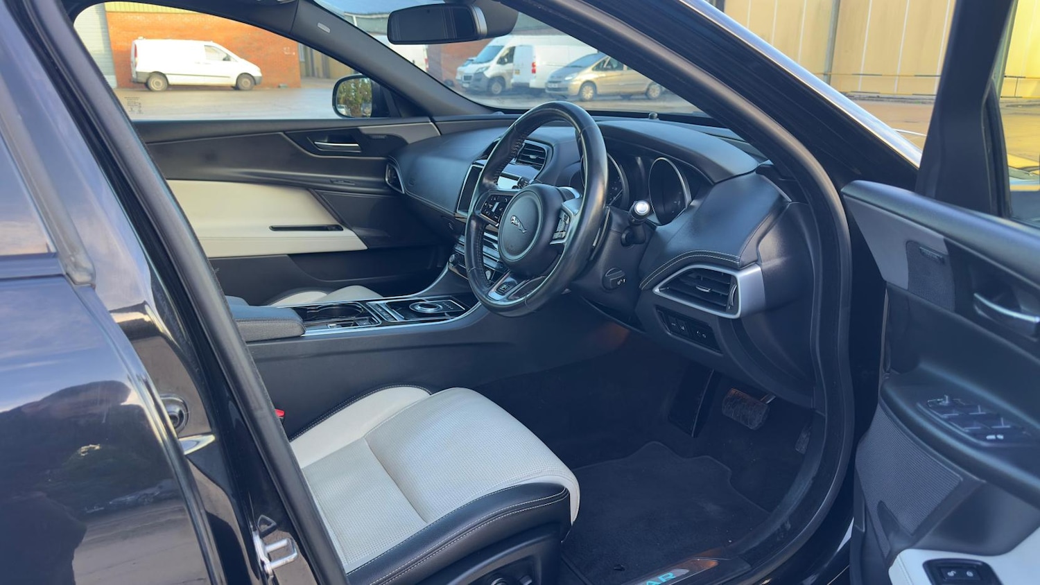 Used Jaguar XE 2016 for sale - 76591702: Photo 5