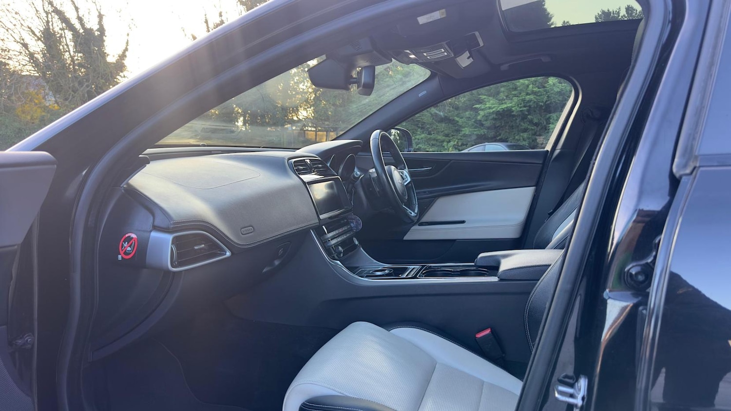 Used Jaguar XE 2016 for sale - 76591702: Photo 6