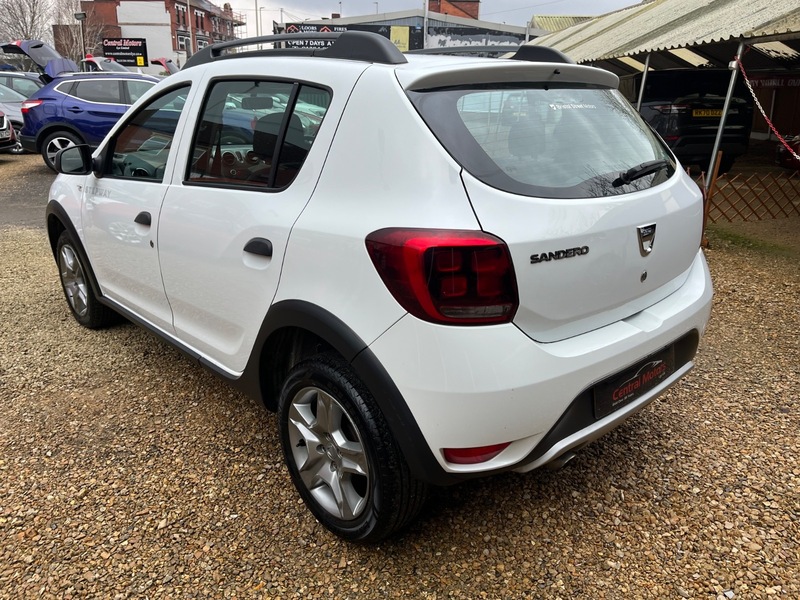 Used Dacia Sandero Stepway 2017 for sale - 77288744: Photo 2