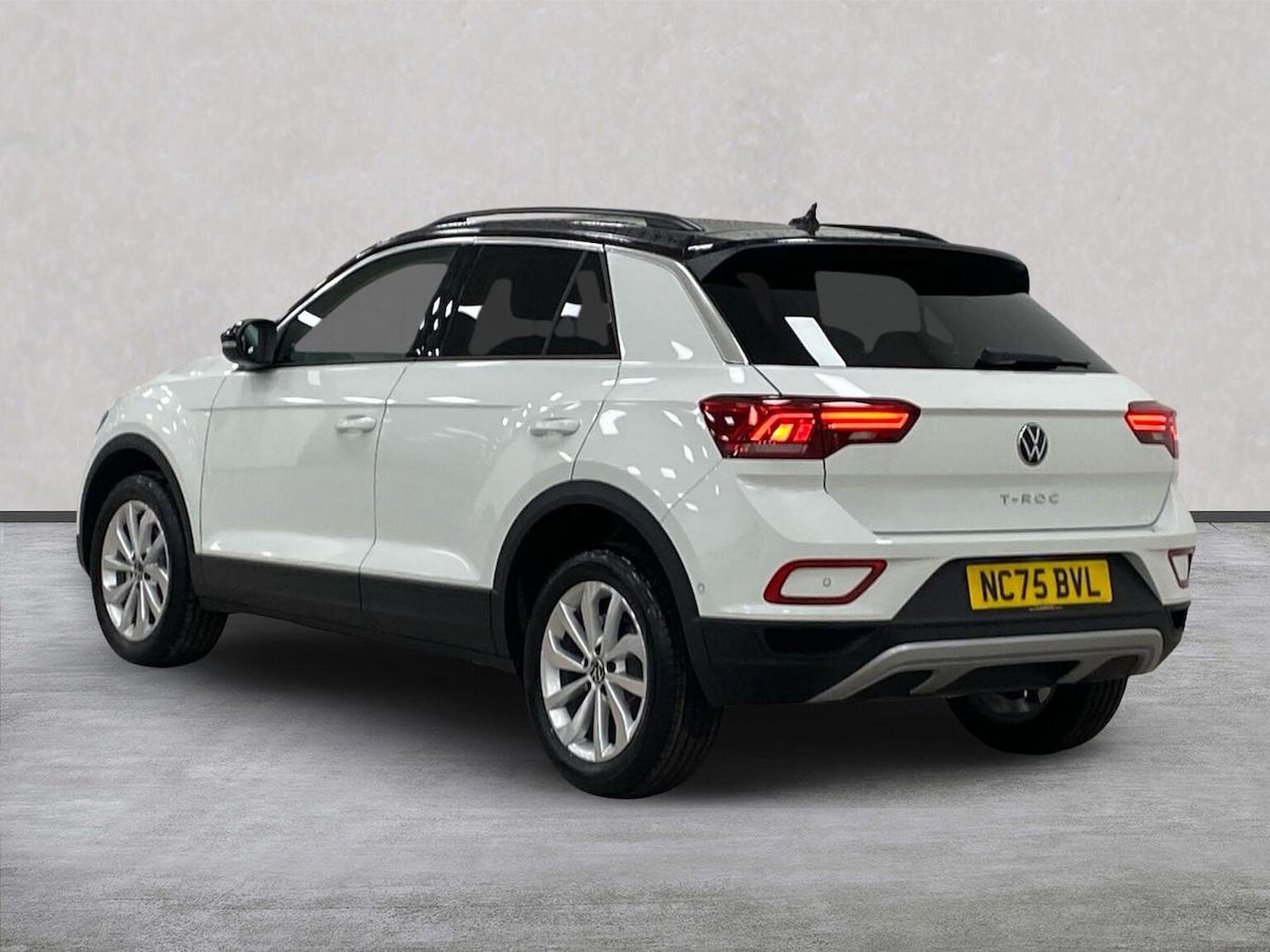 Used Volkswagen T-Roc 2026 for sale - 77701365: Photo 2