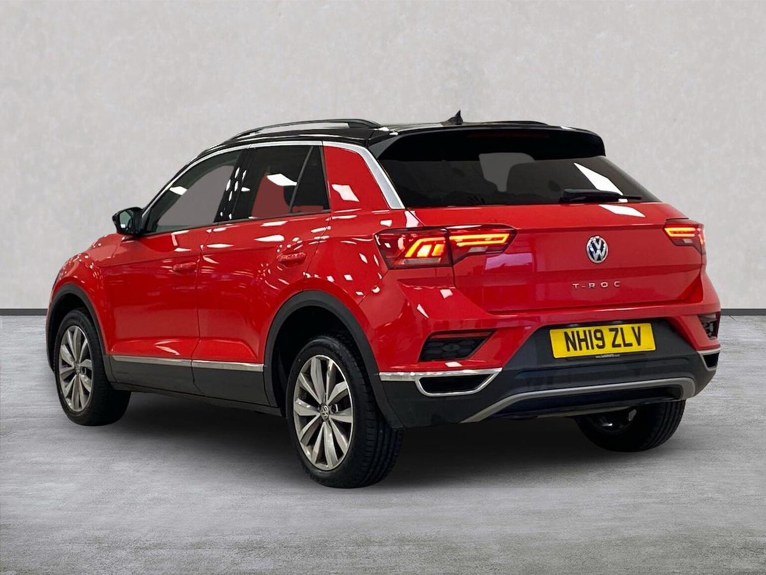 Used Volkswagen T-Roc 2019 for sale - 77056823: Photo 2