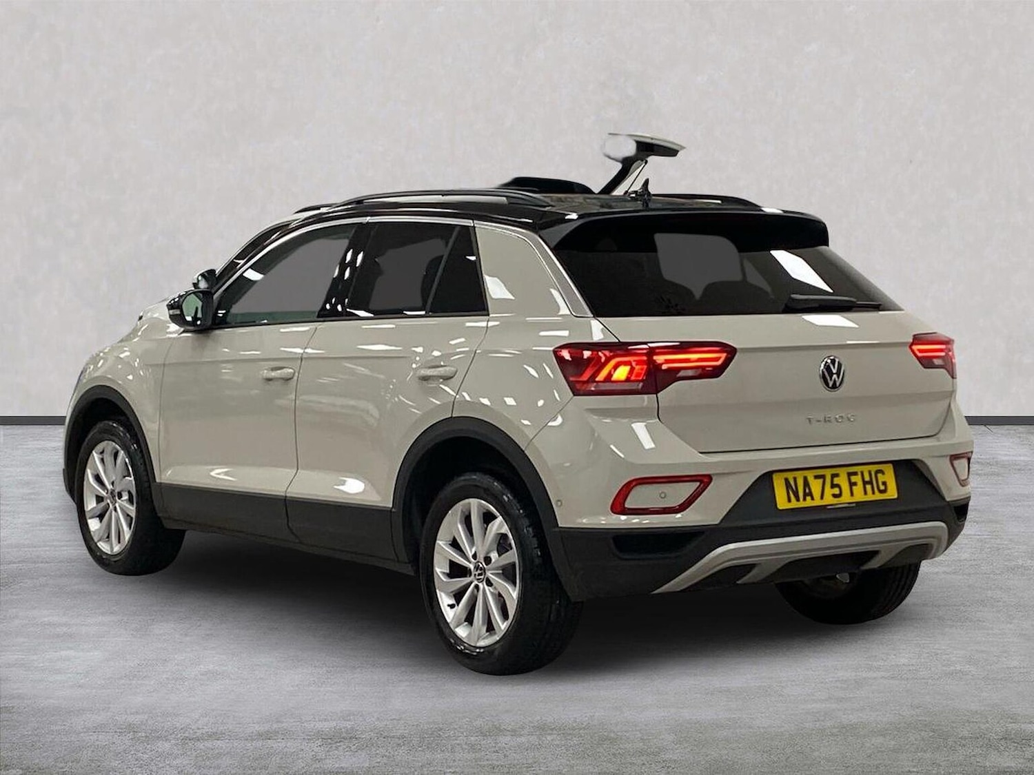 Used Volkswagen T-Roc 2025 for sale - 77555325: Photo 2