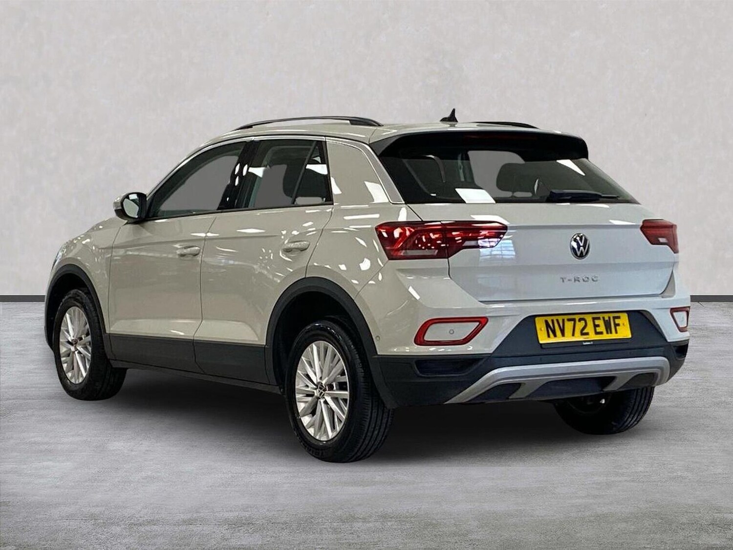 Used Volkswagen T-Roc 2023 for sale - 76682598: Photo 2