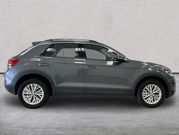 Used Volkswagen T-Roc 2023 for sale - 76492390: Photo