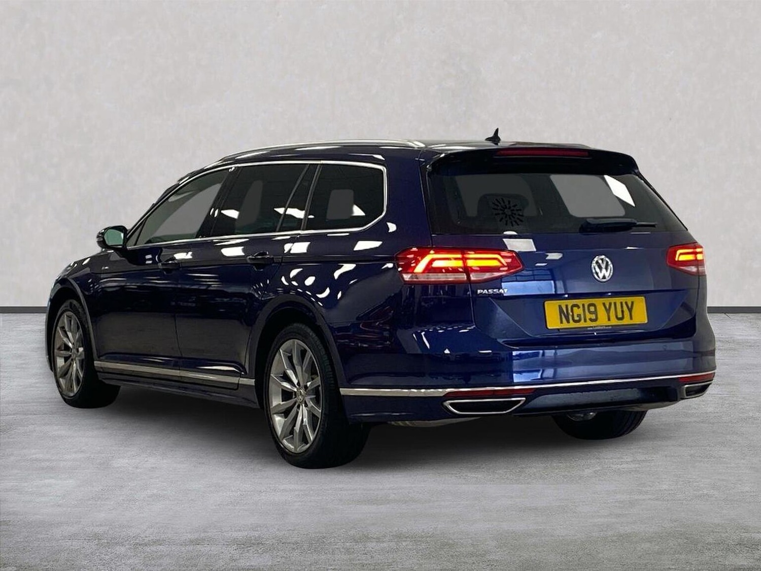 Used Volkswagen Passat 2019 for sale - 76770079: Photo 2