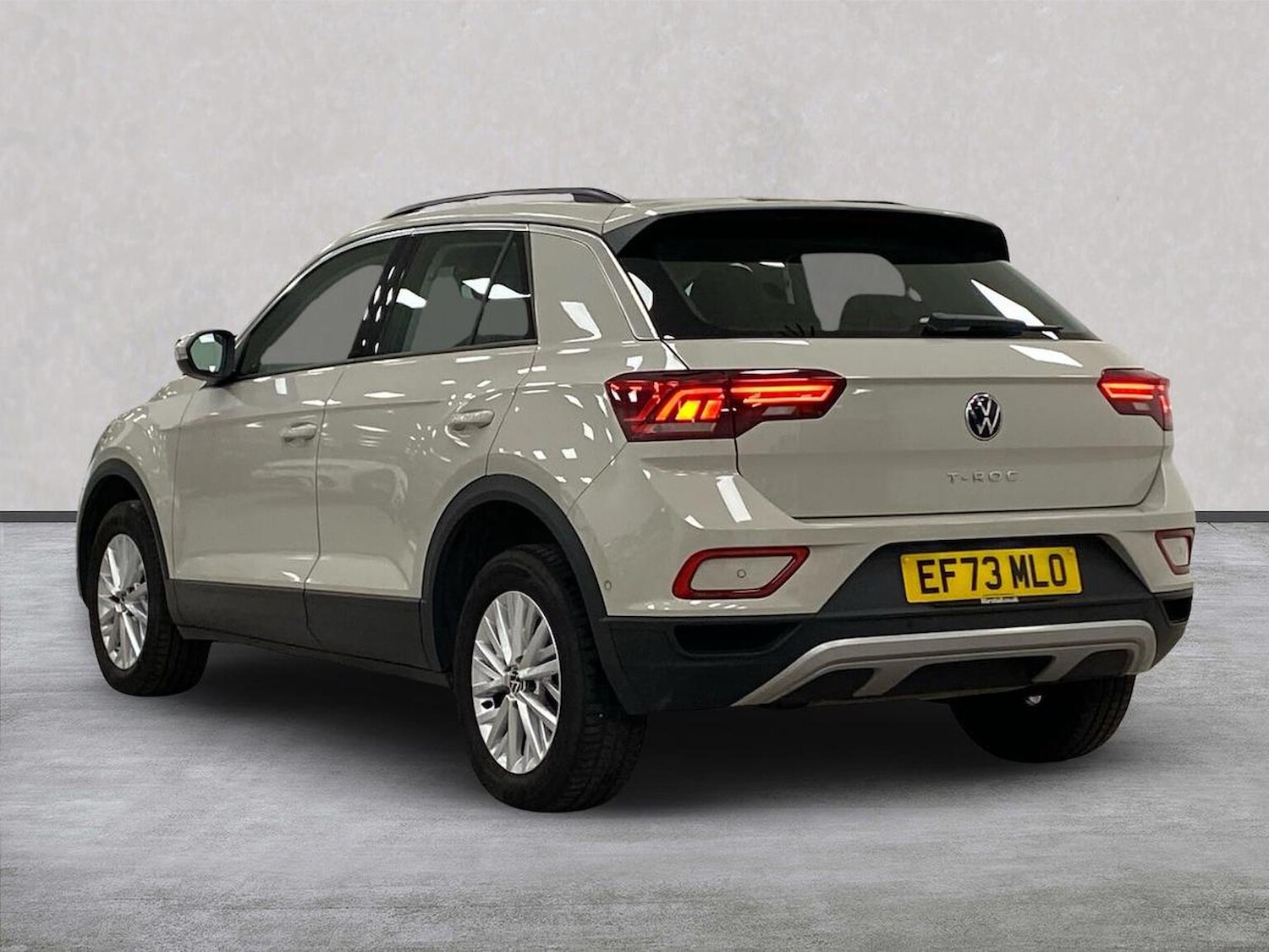 Used Volkswagen T-Roc 2024 for sale - 76918953: Photo 2