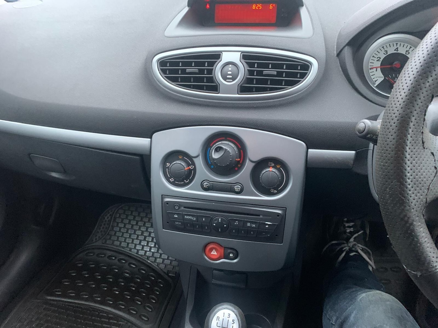 Used Renault Clio 2010 for sale - 77306092: Photo 15