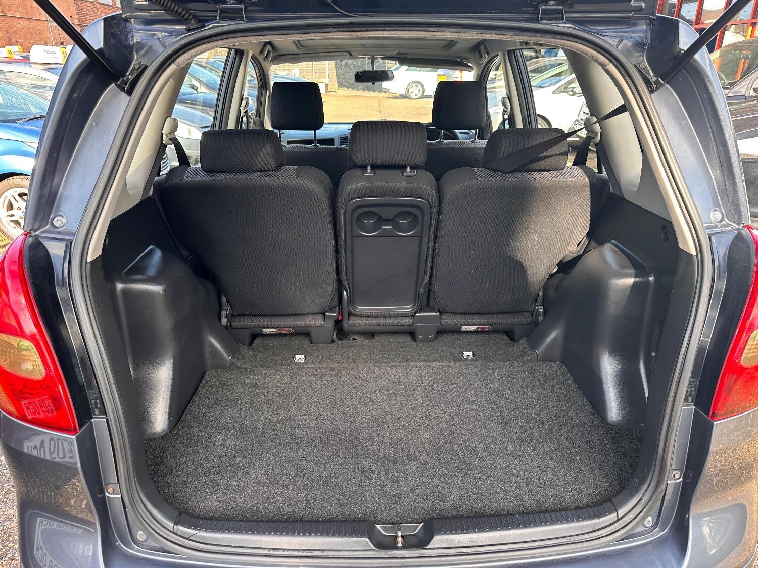 Used Toyota Corolla Verso 2002 for sale - 76030800: Photo 13