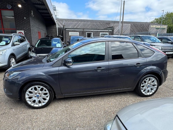 Used Ford Focus 2010 for sale - 74651049: Photo 2