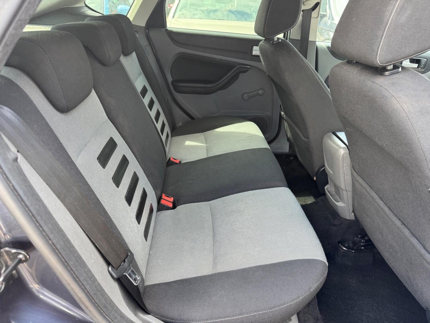 Used Ford Focus 2010 for sale - 76897051: Photo 11