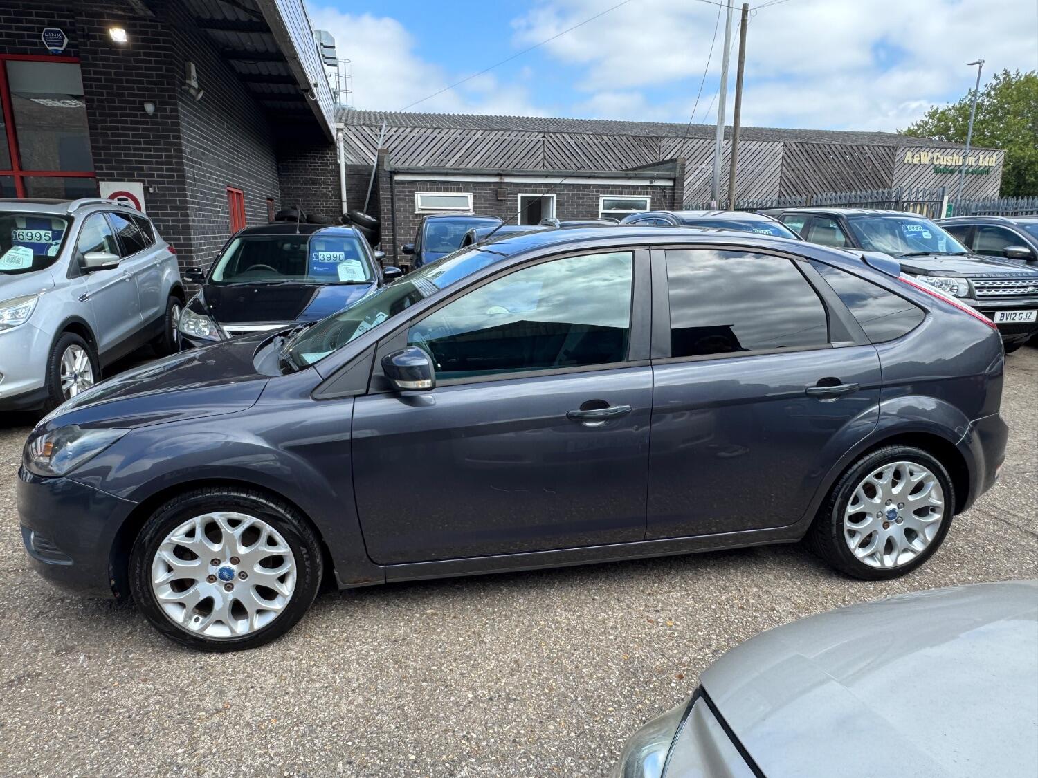 Used Ford Focus 2010 for sale - 76897051: Photo 2