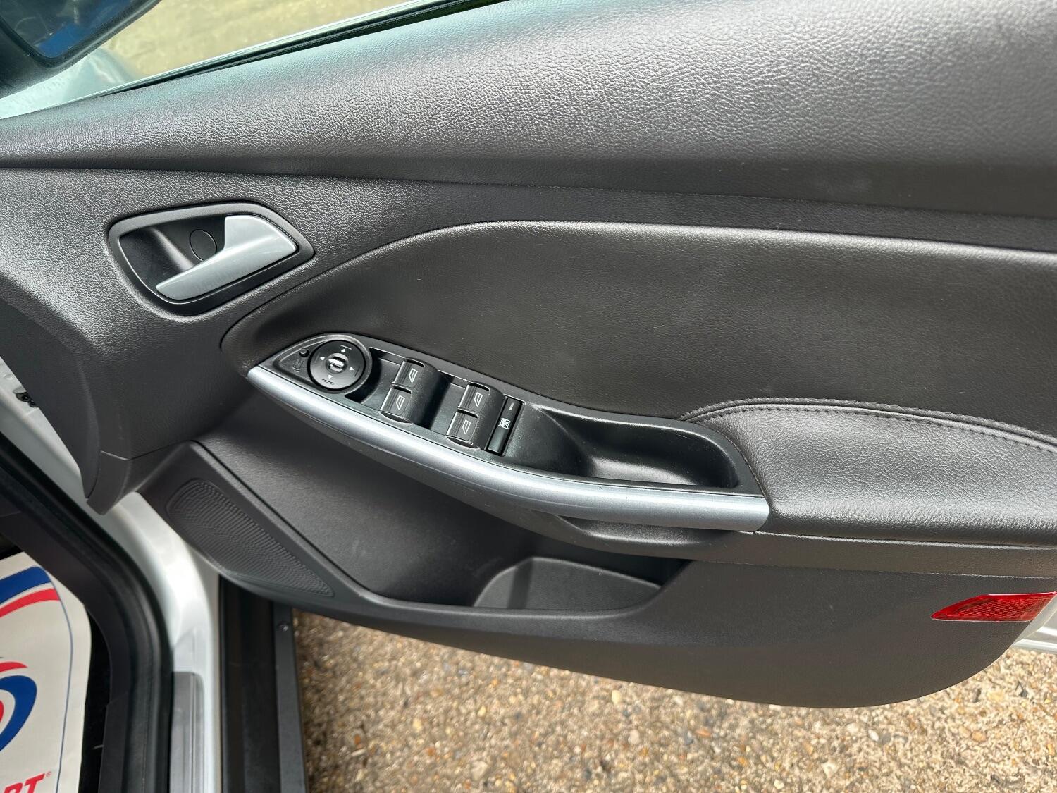 Used Ford Focus 2011 for sale - 76225263: Photo 9