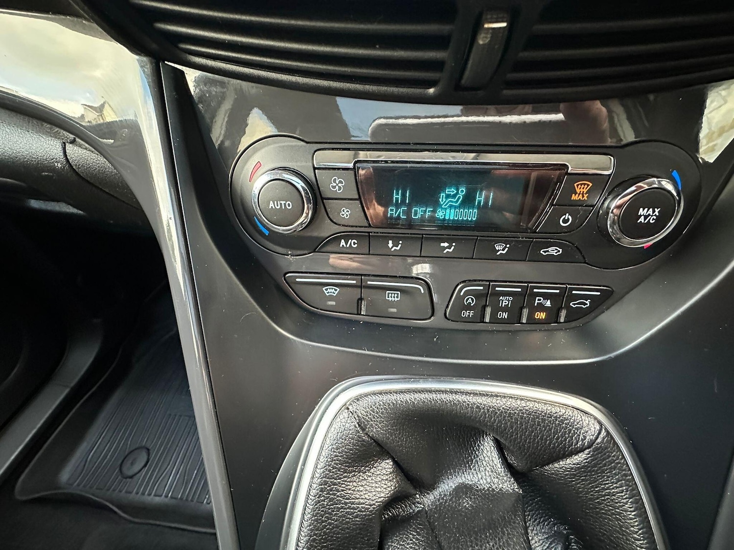 Used Ford Kuga 2015 for sale - 76824265: Photo 22