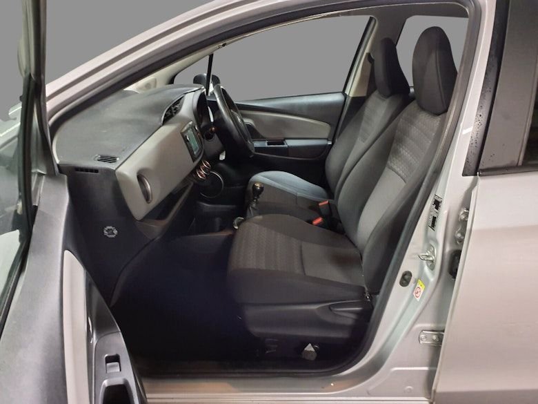 Used Toyota Yaris 2016 for sale - 77356430: Photo 2