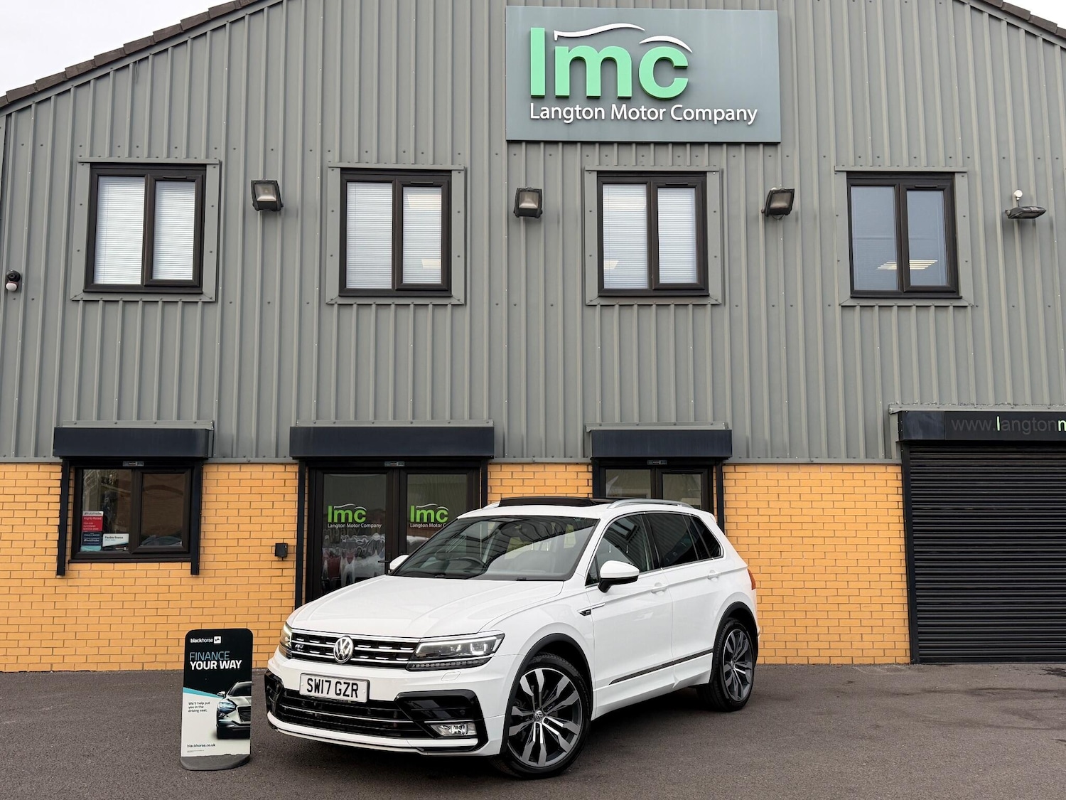 Used Volkswagen Tiguan 2017 for sale - 76886831: Photo 2