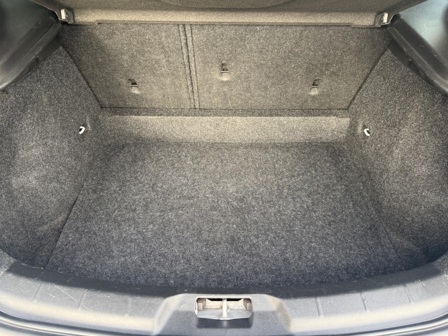 Used Volvo V40 2019 for sale - 76886117: Photo 36