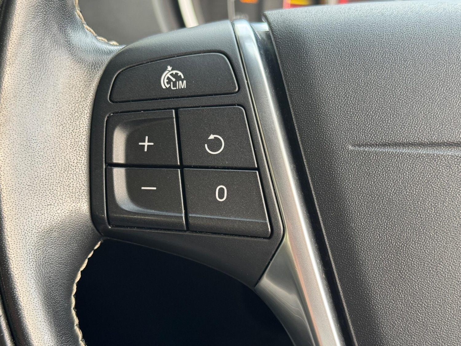 Used Volvo V40 2019 for sale - 76886117: Photo 41