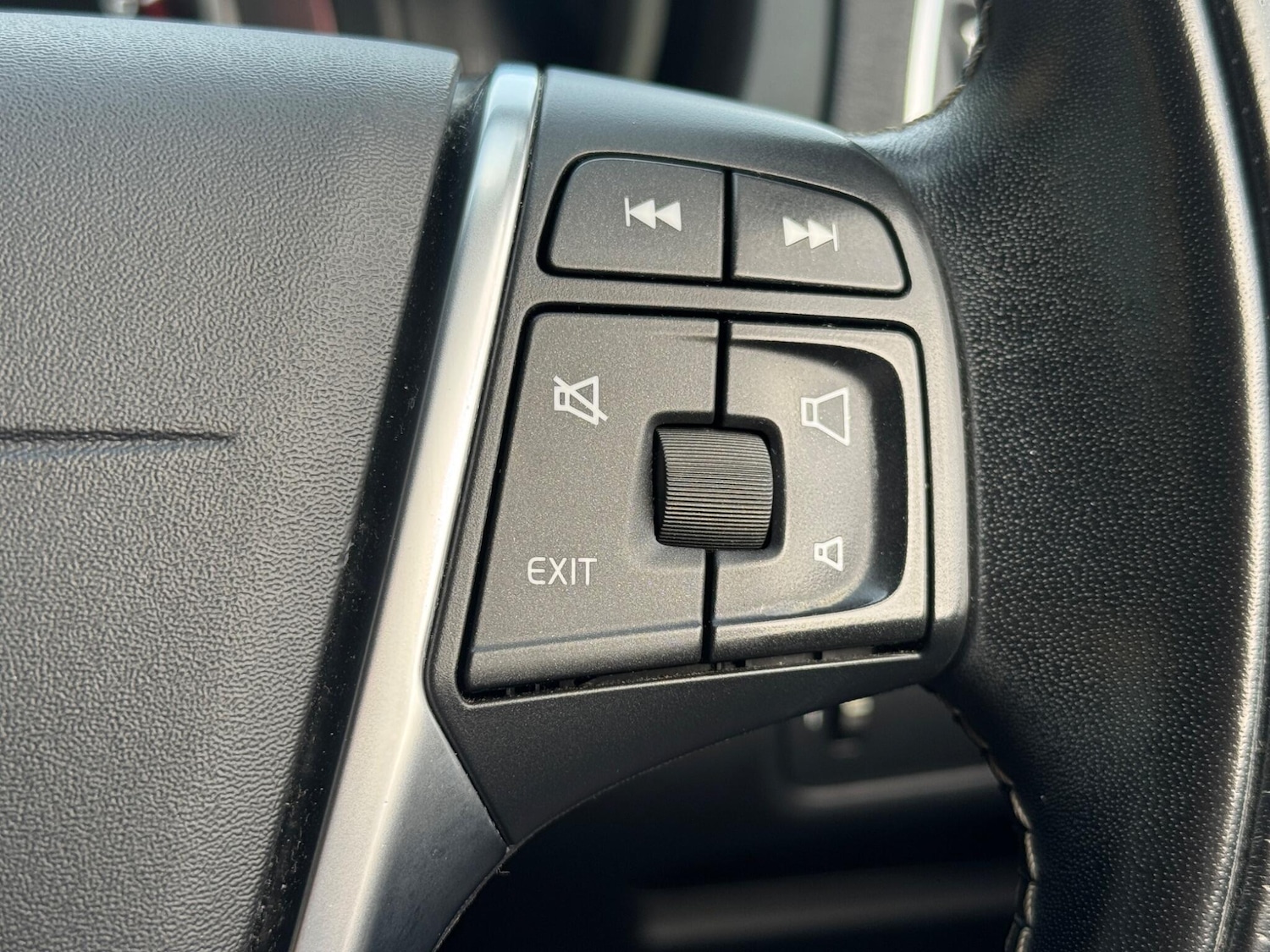 Used Volvo V40 2019 for sale - 76886117: Photo 42