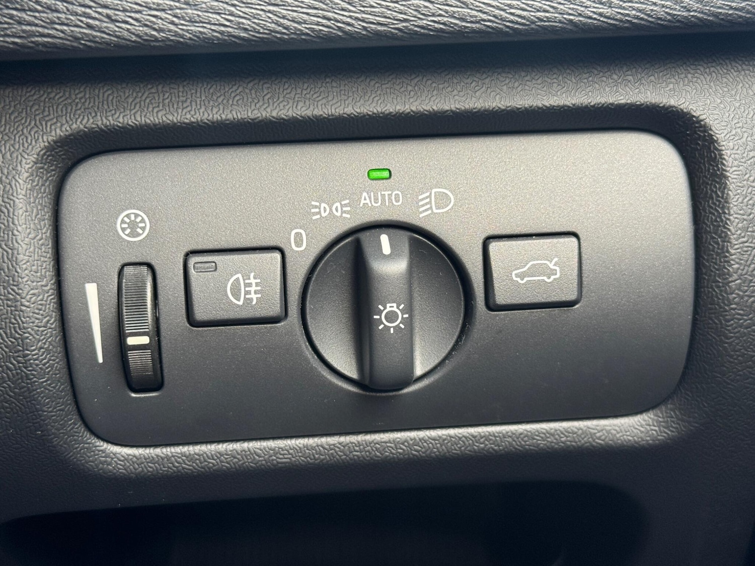 Used Volvo V40 2019 for sale - 76886117: Photo 54