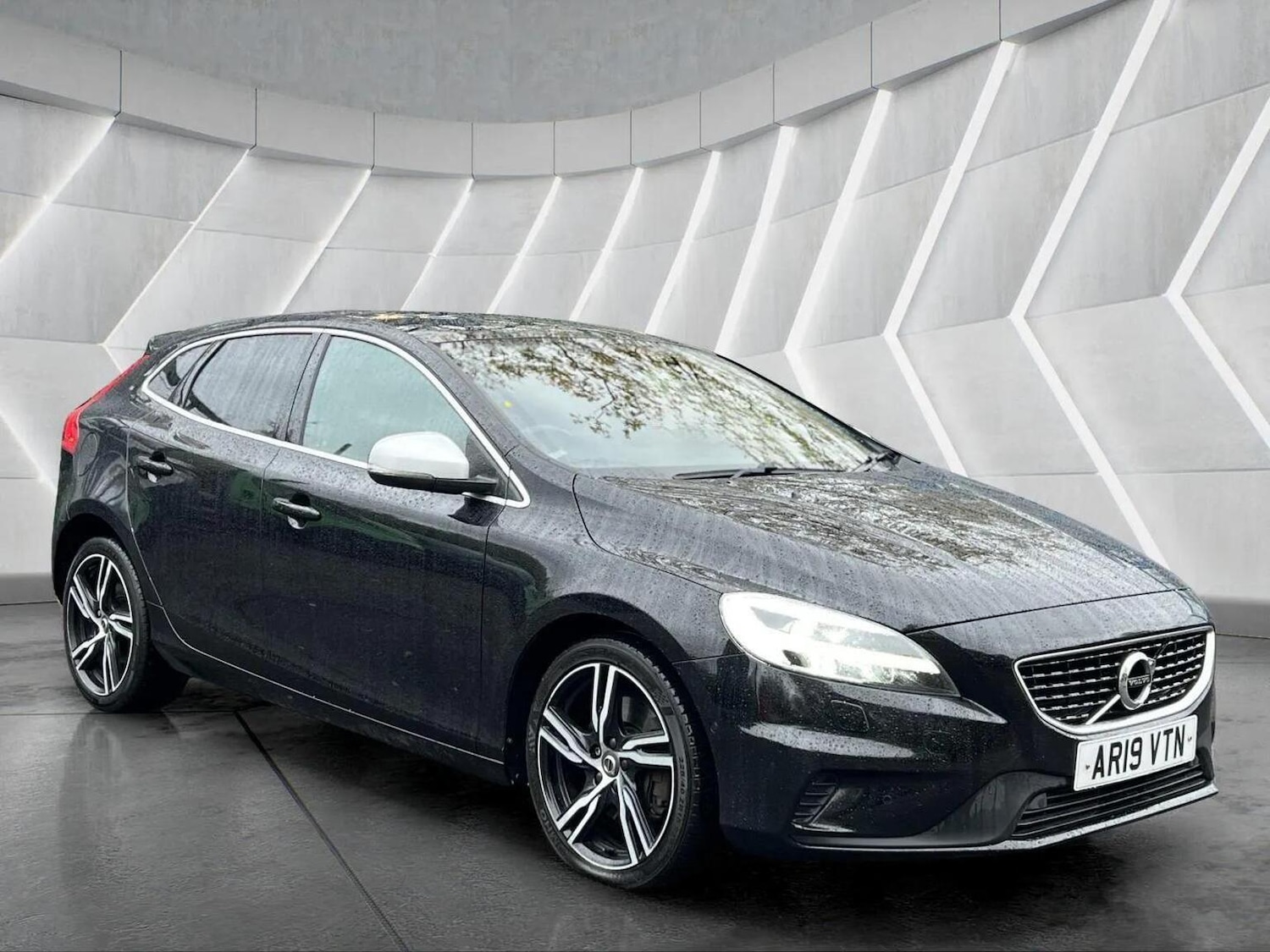 Used Volvo V40 2019 for sale - 76566621: Photo 2
