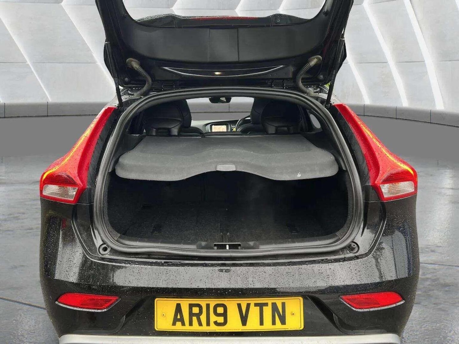 Used Volvo V40 2019 for sale - 76566621: Photo 53