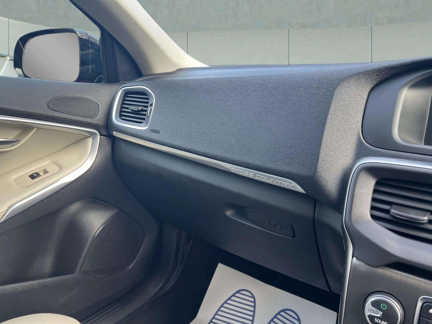 Used Volvo V40 2014 for sale - 76598459: Photo 36