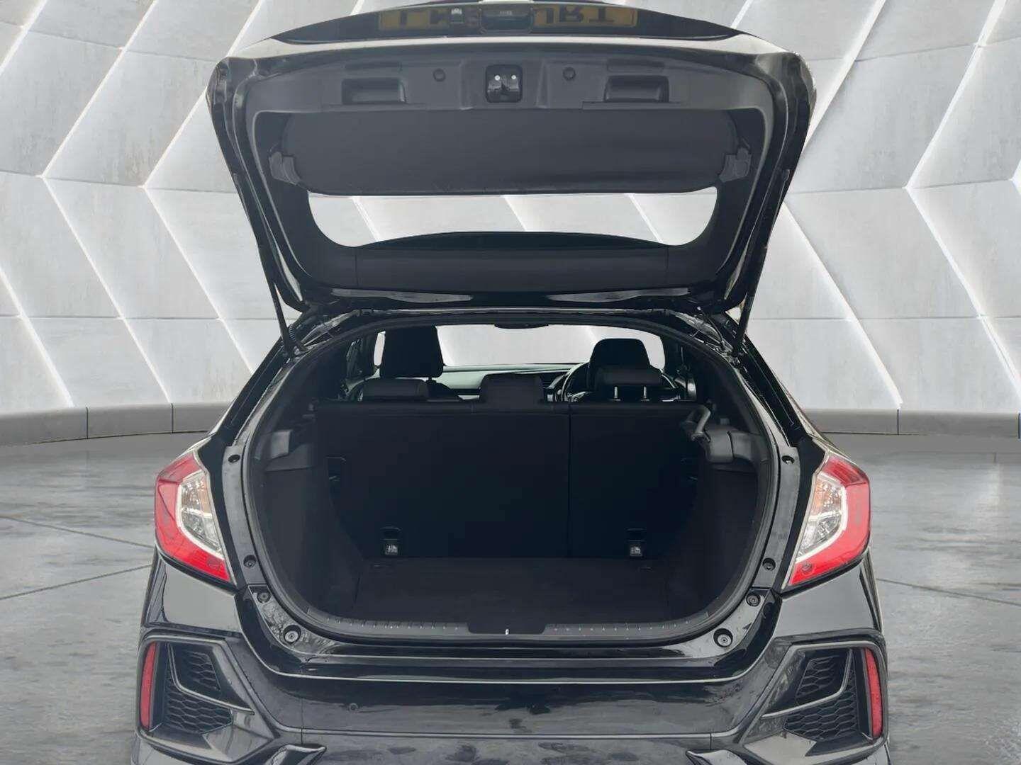 Used Honda Civic 2020 for sale - 76689581: Photo 40