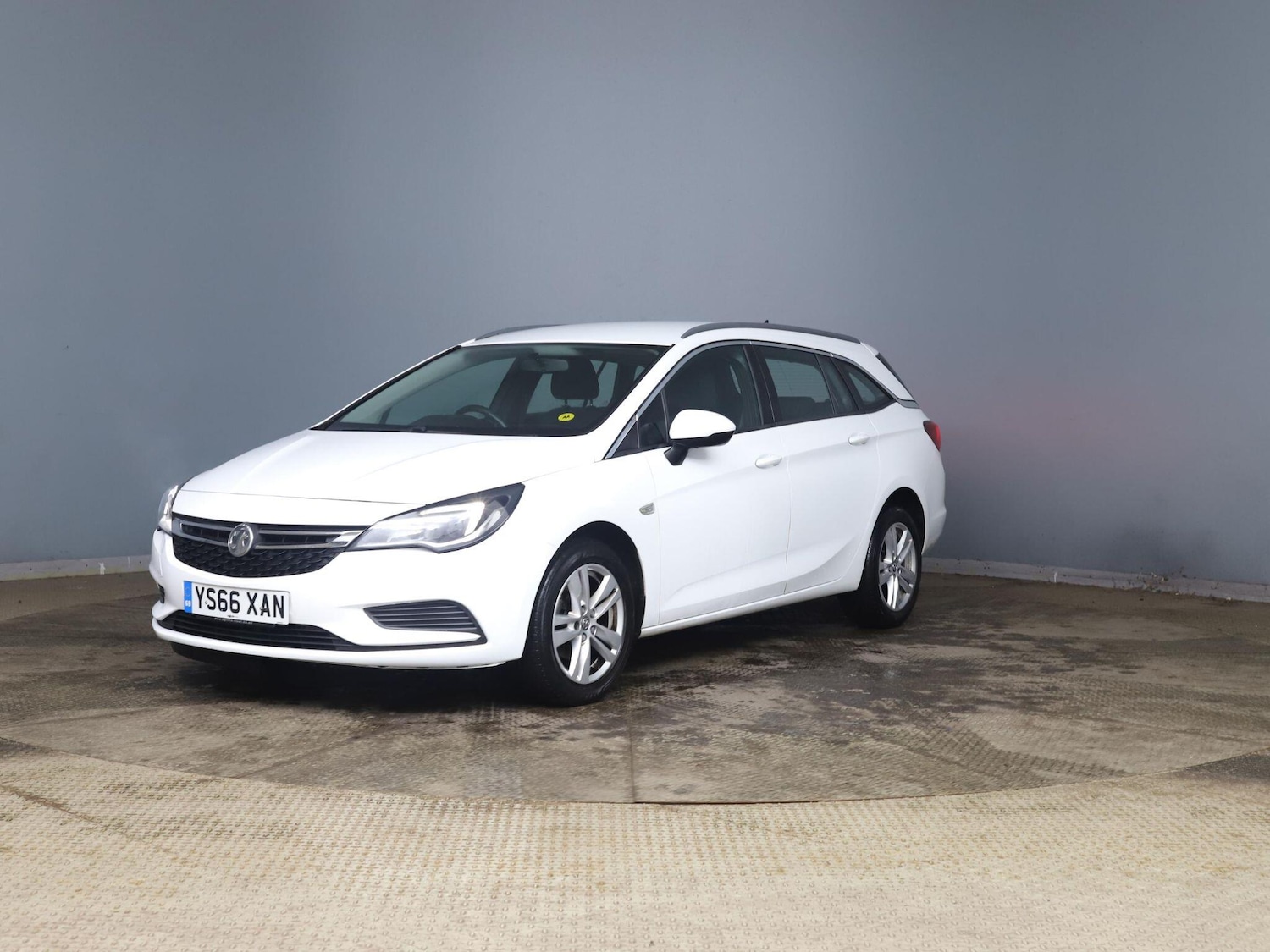 Used Vauxhall Astra 2017 for sale - 77156271: Photo 1