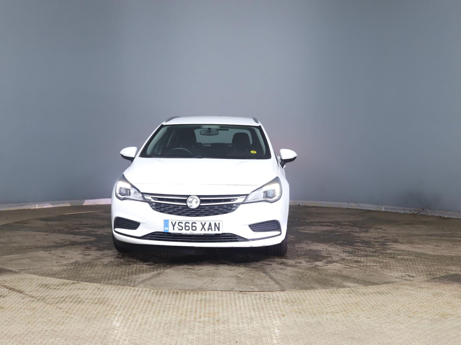 Used Vauxhall Astra 2017 for sale - 77156271: Photo 2