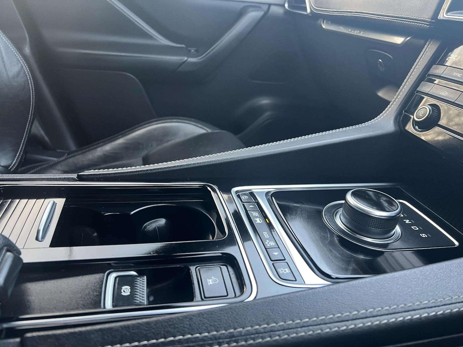 Used Jaguar F-Pace 2018 for sale - 76865908: Photo 32