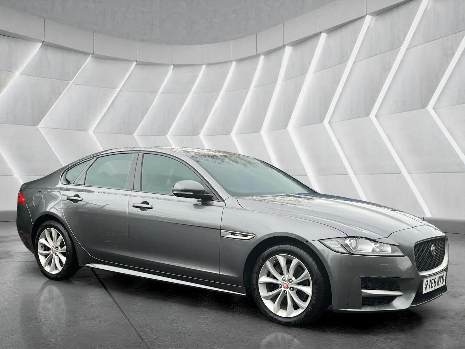 Used Jaguar XF 2018 for sale - 76566648: Photo 2