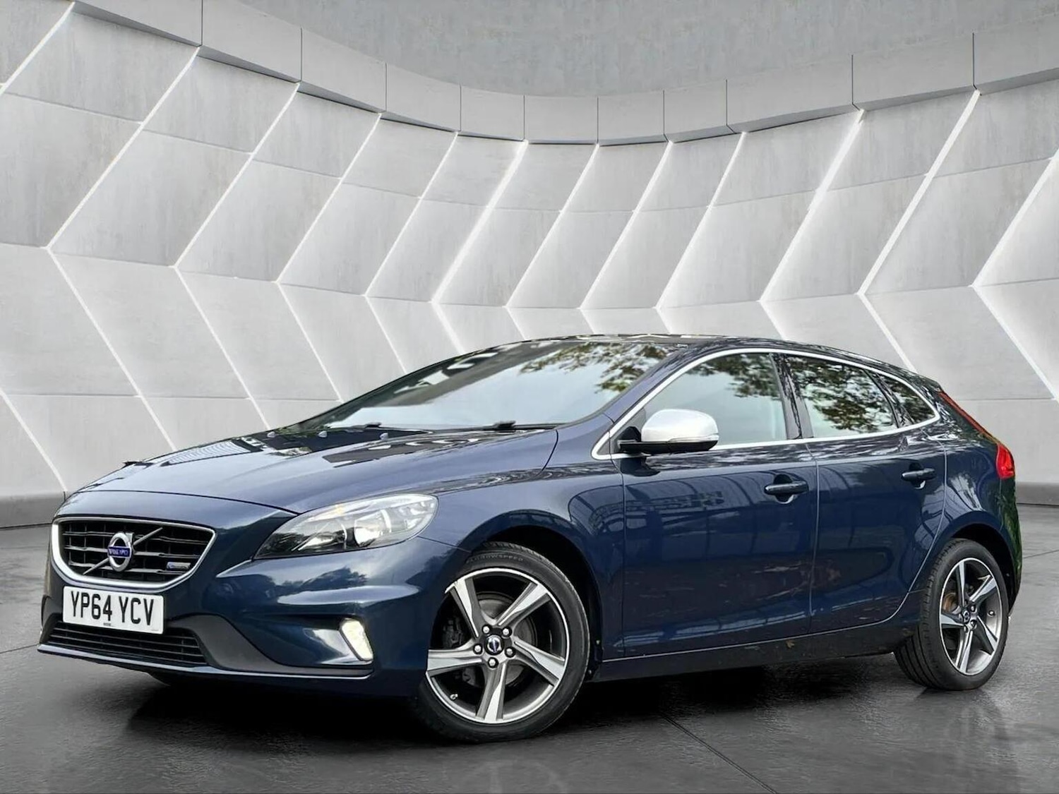 Used Volvo V40 2014 for sale - 76566633: Photo 1